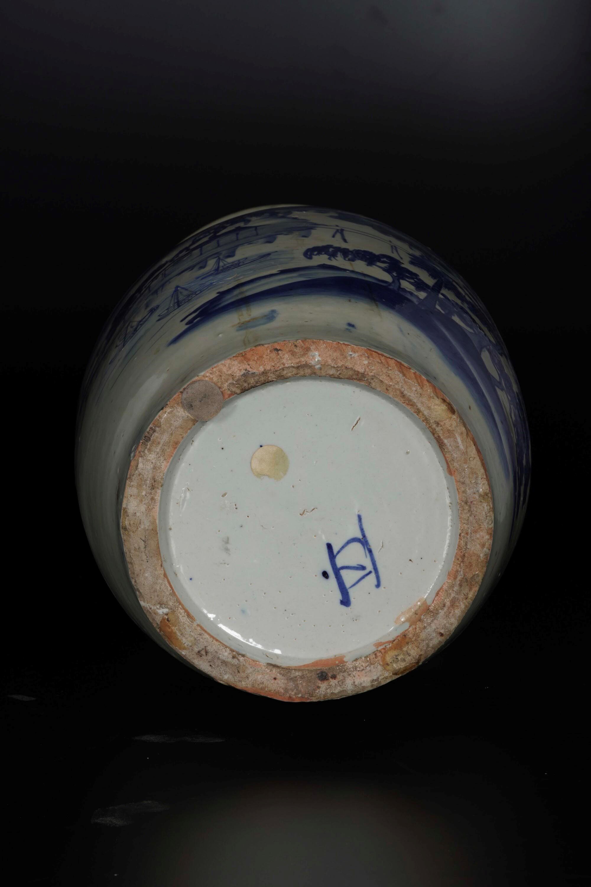 Coppia di Vasi in Porcellana Bianca e Blu Raffigurante Paesaggio Montano, Cina, Dinastia Qing, XI...