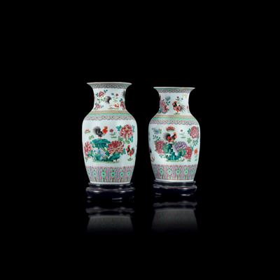 Coppia di Vasi in Porcellana Famiglia Rosa Raffiguranti Galli con Decori Floreali, Cina, Dinastia...