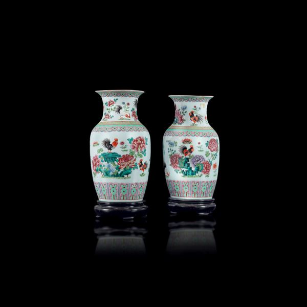 Coppia di vasi in porcellana Famiglia Rosa raffiguranti galli con decori floreali, Cina, Dinastia Qing, epoca Guangxu (1875-1908)