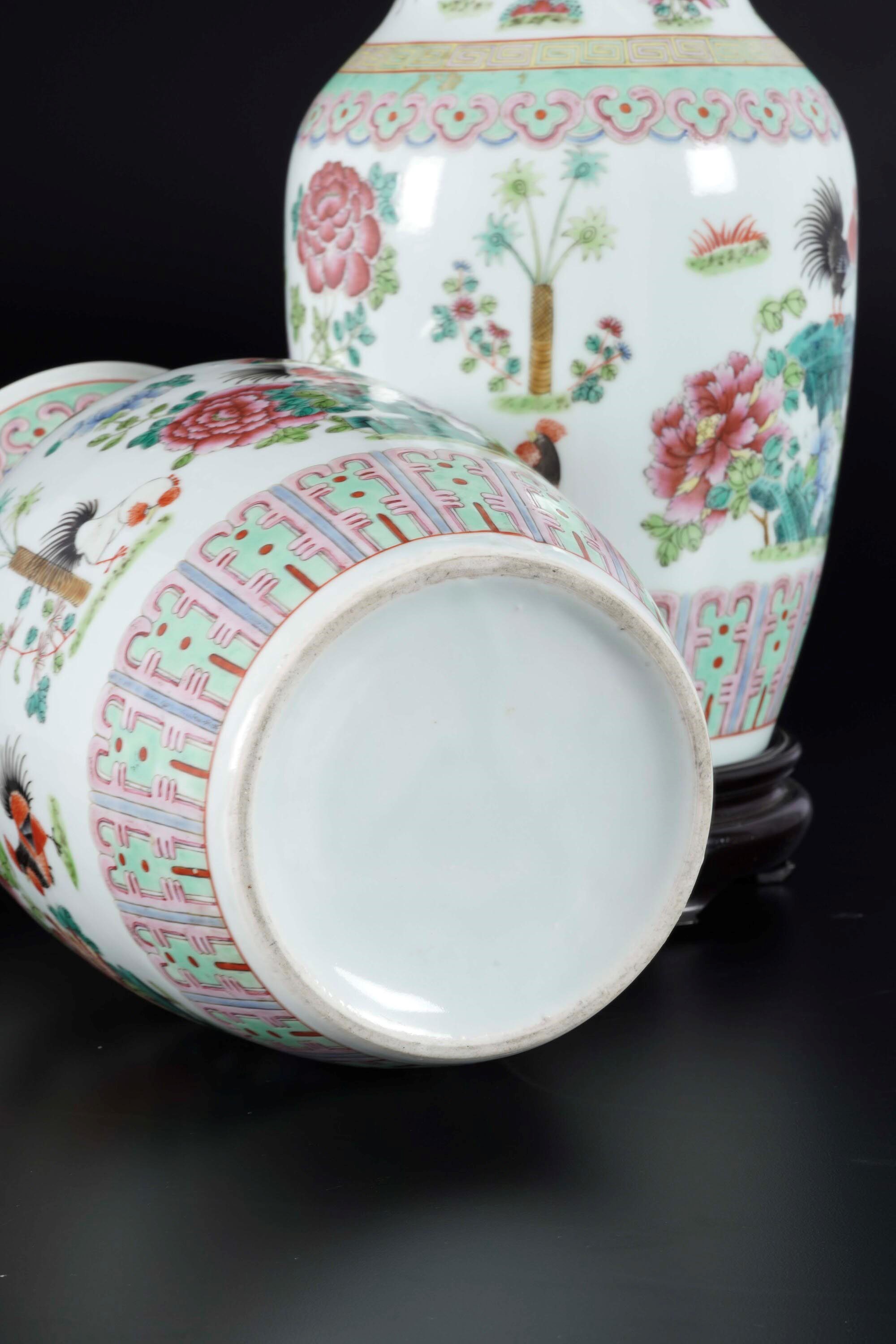 Coppia di Vasi in Porcellana Famiglia Rosa Raffiguranti Galli con Decori Floreali, Cina, Dinastia...