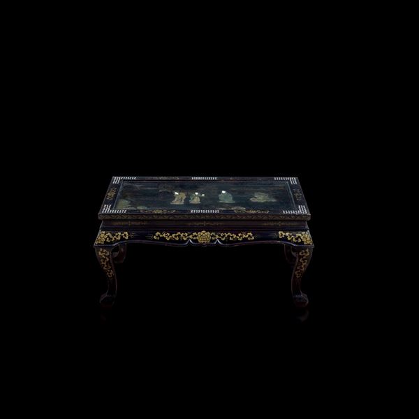 Tavolo in legno raffigurante scena di corte con decori floreali e inserti di pietre dure, Cina, Dinastia Qing, XX secolo