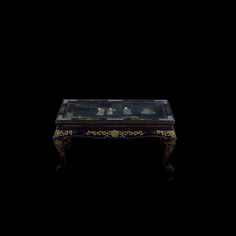 Tavolo in legno raffigurante scena di corte con decori floreali e inserti di pietre dure, Cina, Dinastia Qing, XX secolo  - Auction Fine Asian Works of Art - Cambi Casa d'Aste