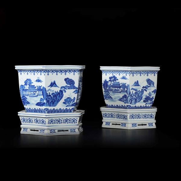 Coppia di portavasi in porcellana bianca e blu a pianta esagonale a soggetto paesaggistico, Cina, XX secolo