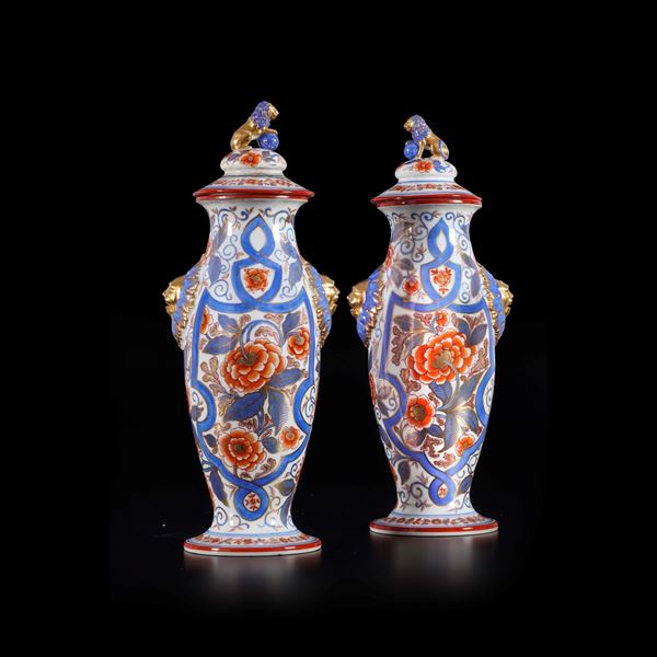 Coppia di vasi con coperchio. Cina, XX secolo. 