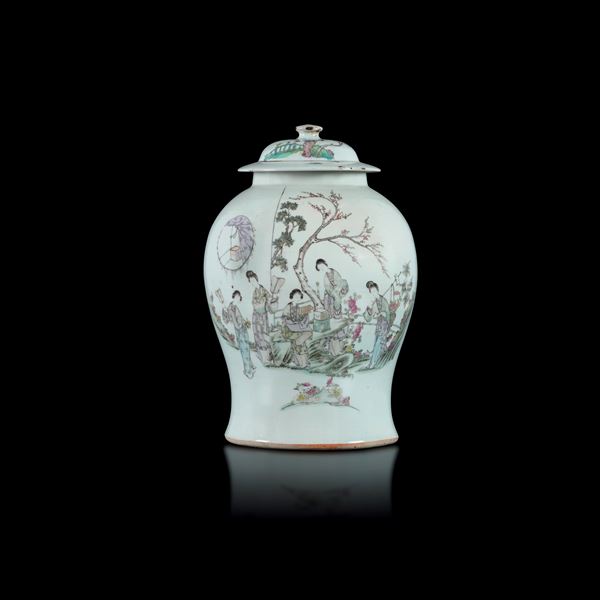 Potiche in porcellana a fondo bianco raffigurante scena di vita comune con fanciulle e iscrizioni, Cina, Dinastia Qing, XIX secolo