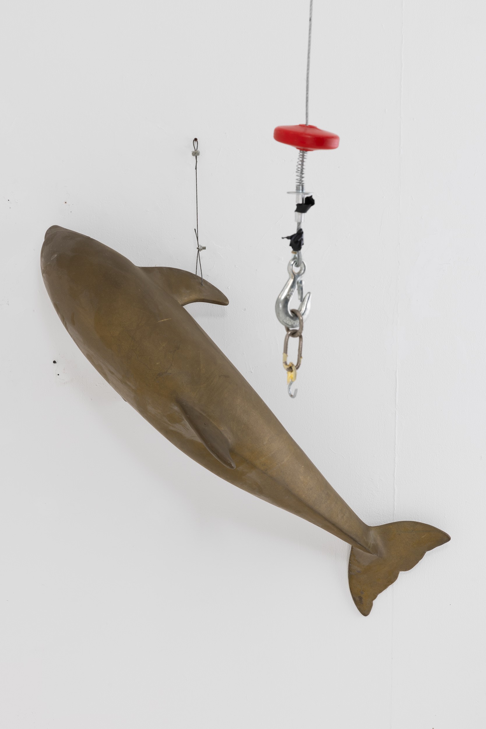 Omar Ronda - Delfino, scultura multiplo in plastica dorata
