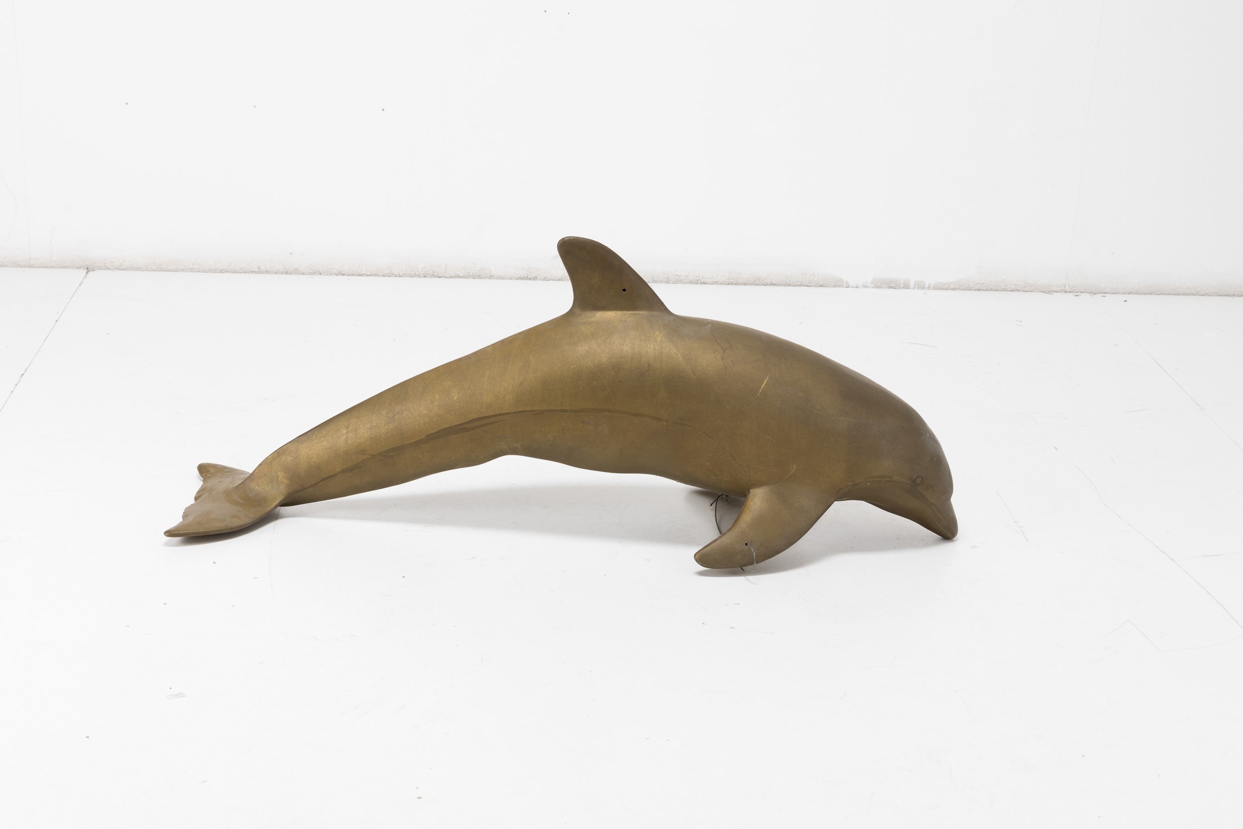 Omar Ronda - Delfino, scultura multiplo in plastica dorata