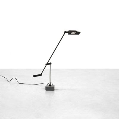 Lampada da tavolo orientabile mod. Logo, metallo laccato, Italia, 1980 circa