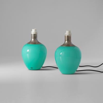Due lampade da tavolo in metallo e vetro opalino