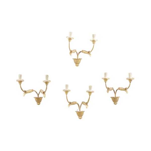 Quattro appliques in legno intagliato e dorato