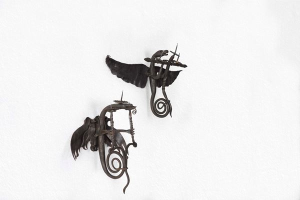 Coppia di appliques in ferro a guisa di draghi