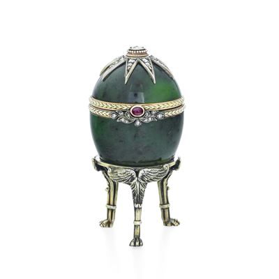 Uovo con Sostegno a Tripode. Probabilmente Russia, XX Secolo. Marchi Dell'argentiere Karl Fabergè...