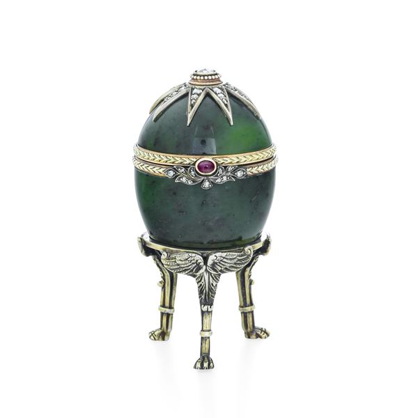 Uovo con sostegno a tripode. Probabilmente Russia, XX secolo. Marchi dell'argentiere Karl Fabergè (non pertinenti)