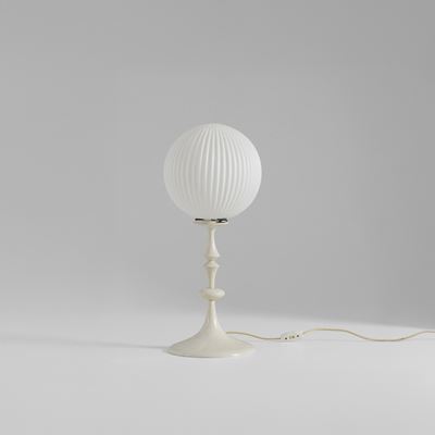 Lampada da tavolo in legno laccato e vetro opalino