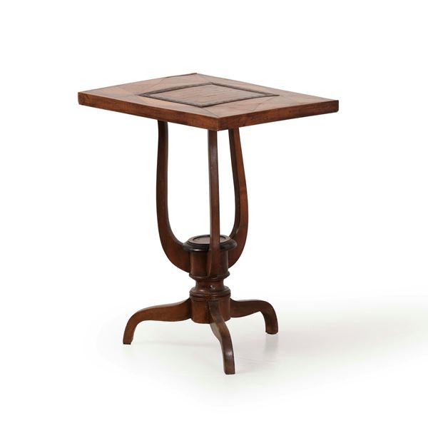 Tavolino da gioco con piano intarsiato. XIX secolo