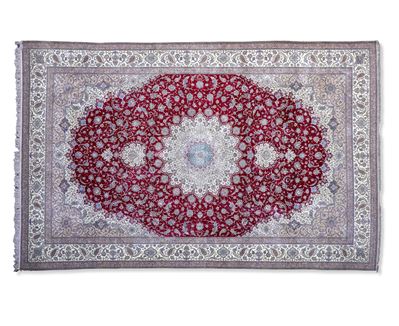 Tappeto persiano, XX secolo, seta, campo rosso e medaglione polilobato