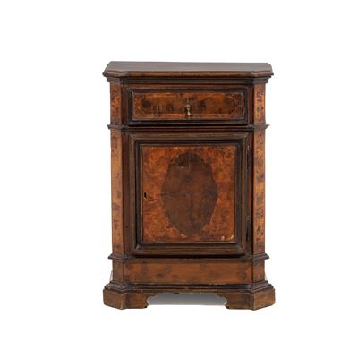 Credenzino lastronato e filettato, XVII-XVIII secolo, dimensioni 60x30x87 cm