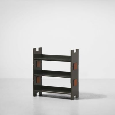 Libreria in legno laccato con dettagli in ABS