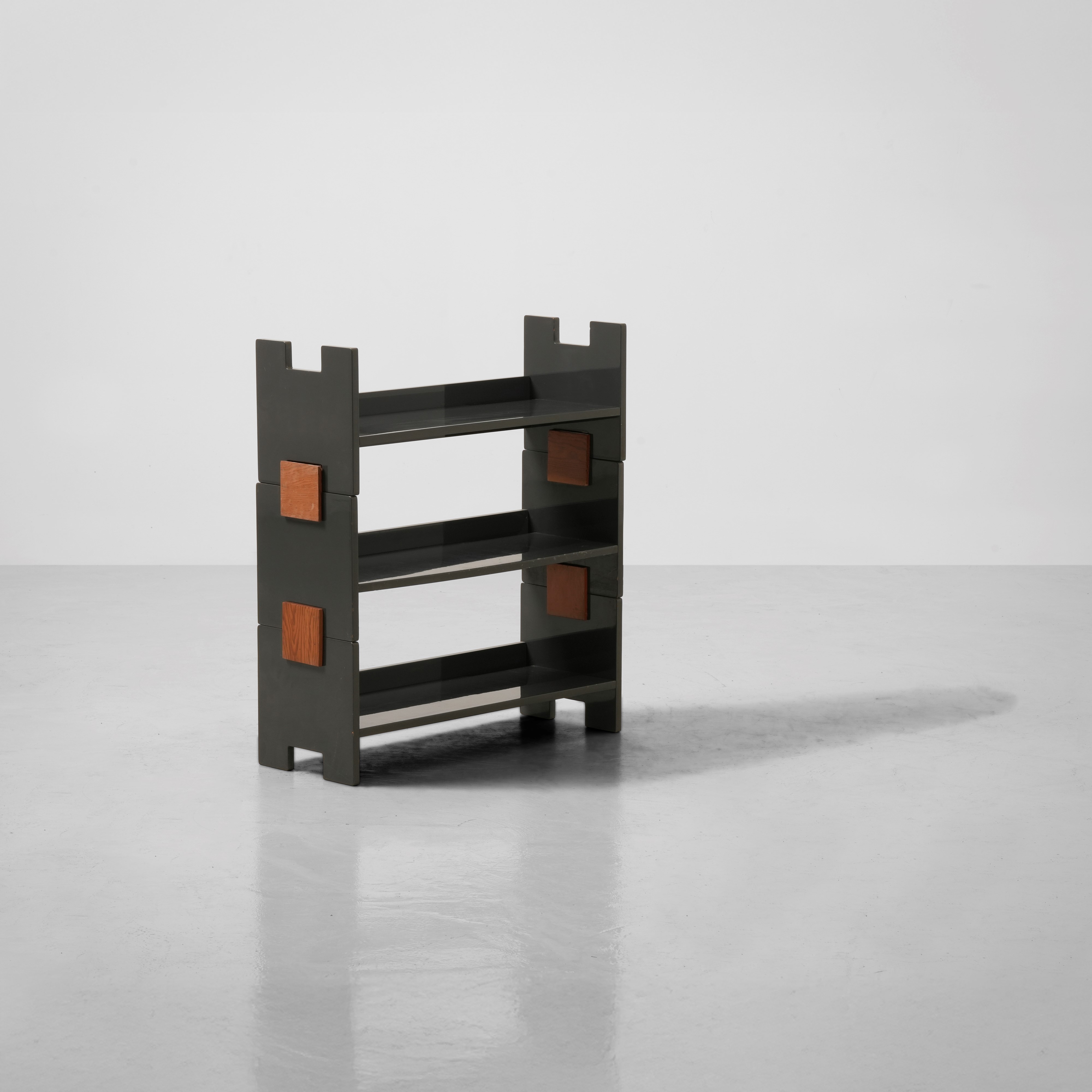 Bbb Bonacina - Libreria in legno laccato con dettagli in ABS