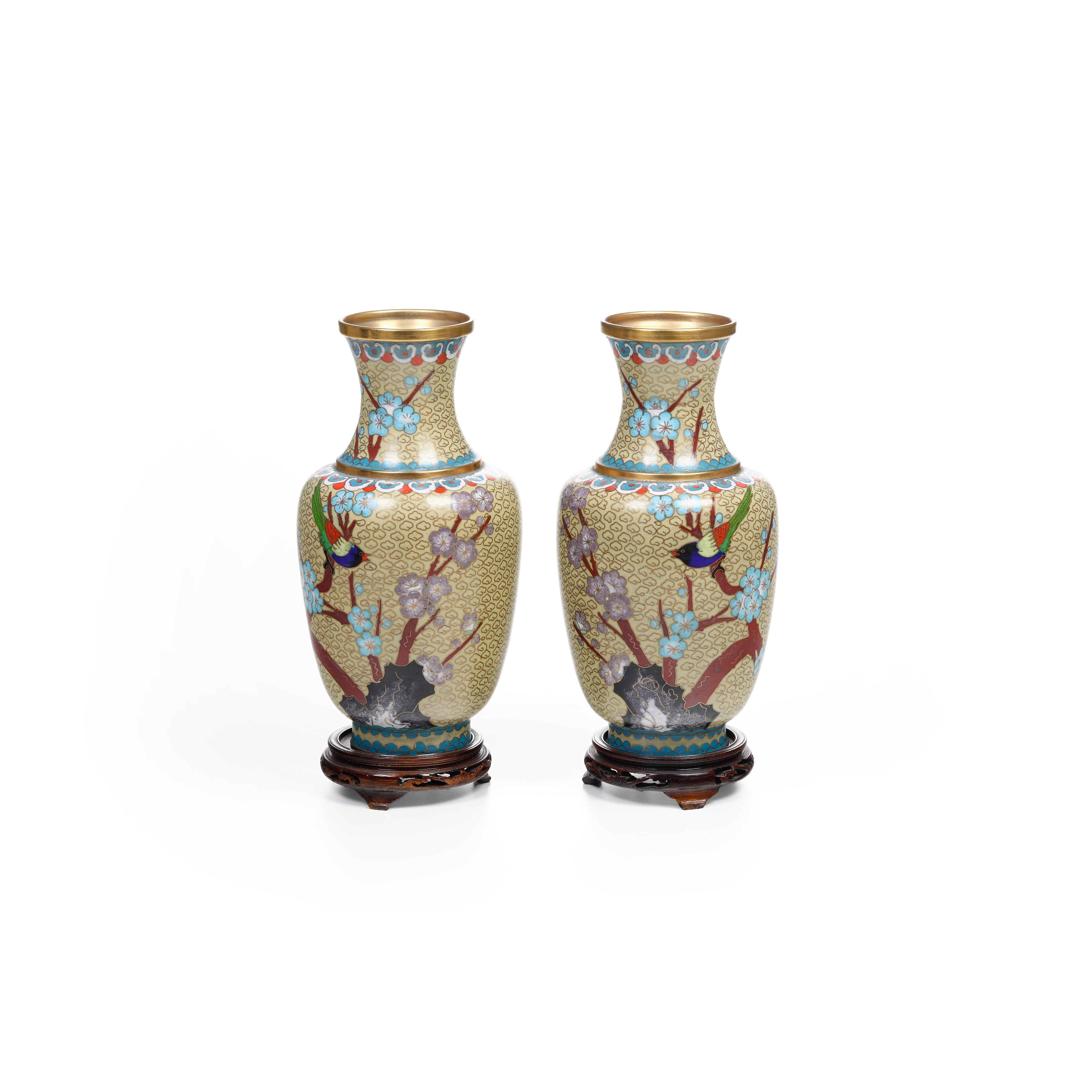 Cina, Coppia di vasi a smalti policromi cloisonné rappresentante una scena paesaggistica, XX seco...