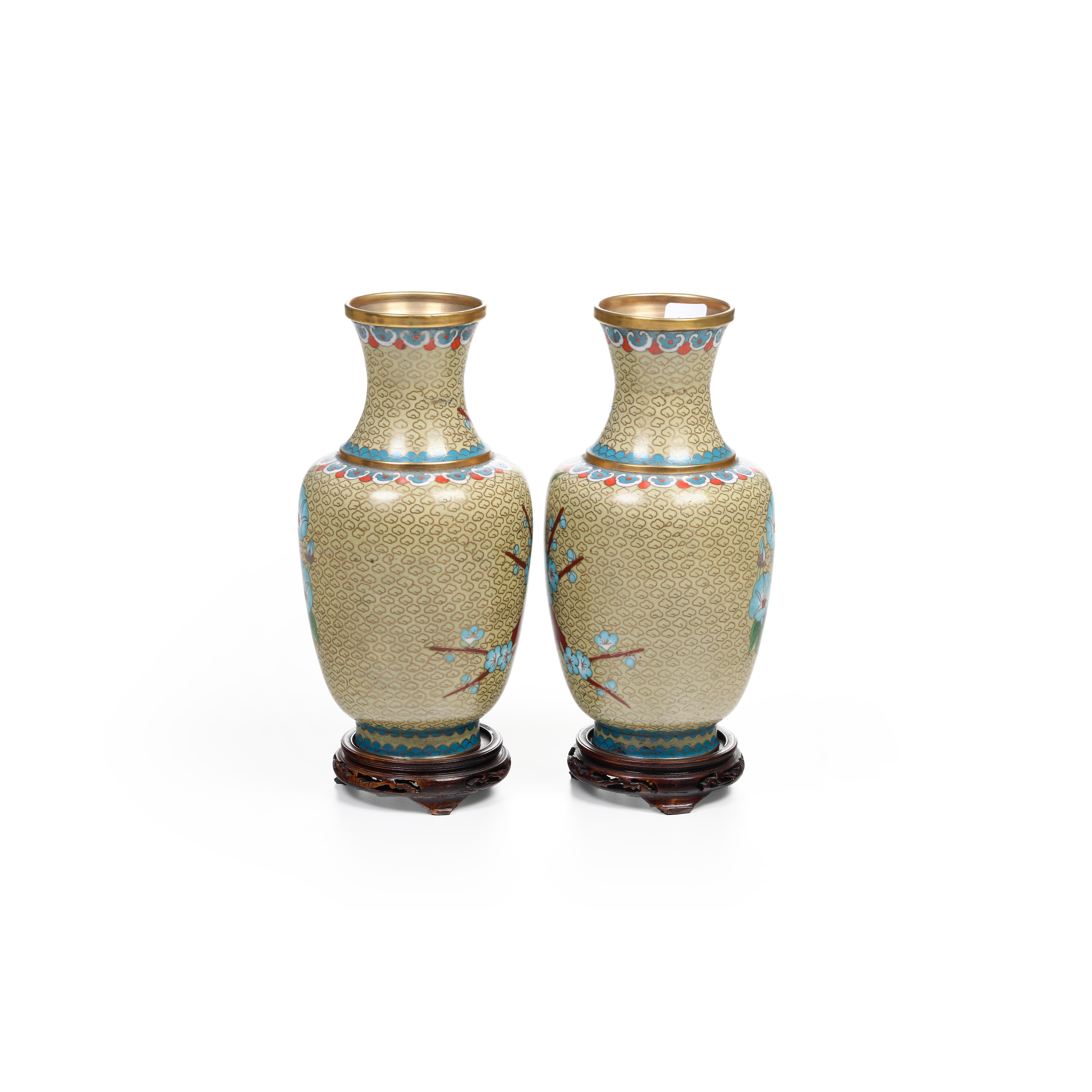 Cina, Coppia di vasi a smalti policromi cloisonné rappresentante una scena paesaggistica, XX seco...