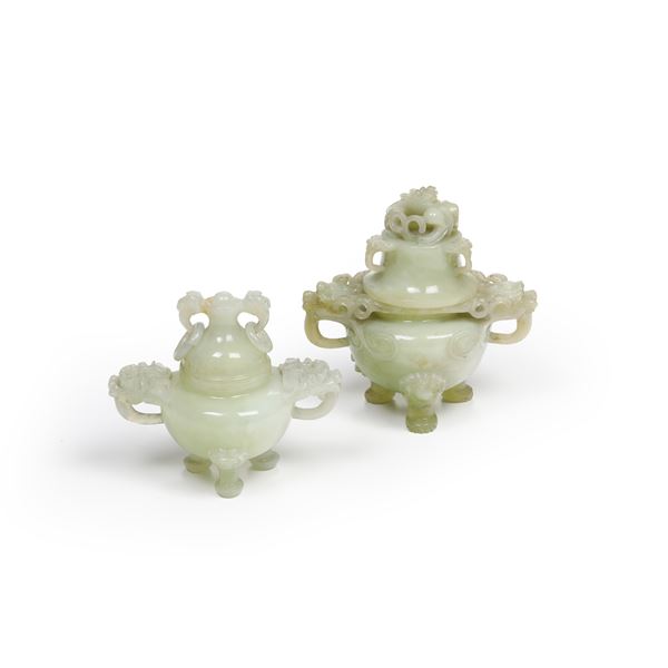 Coppia di vasi in giada con decori vegetali, Cina, Dinastia Qing, XIX secolo