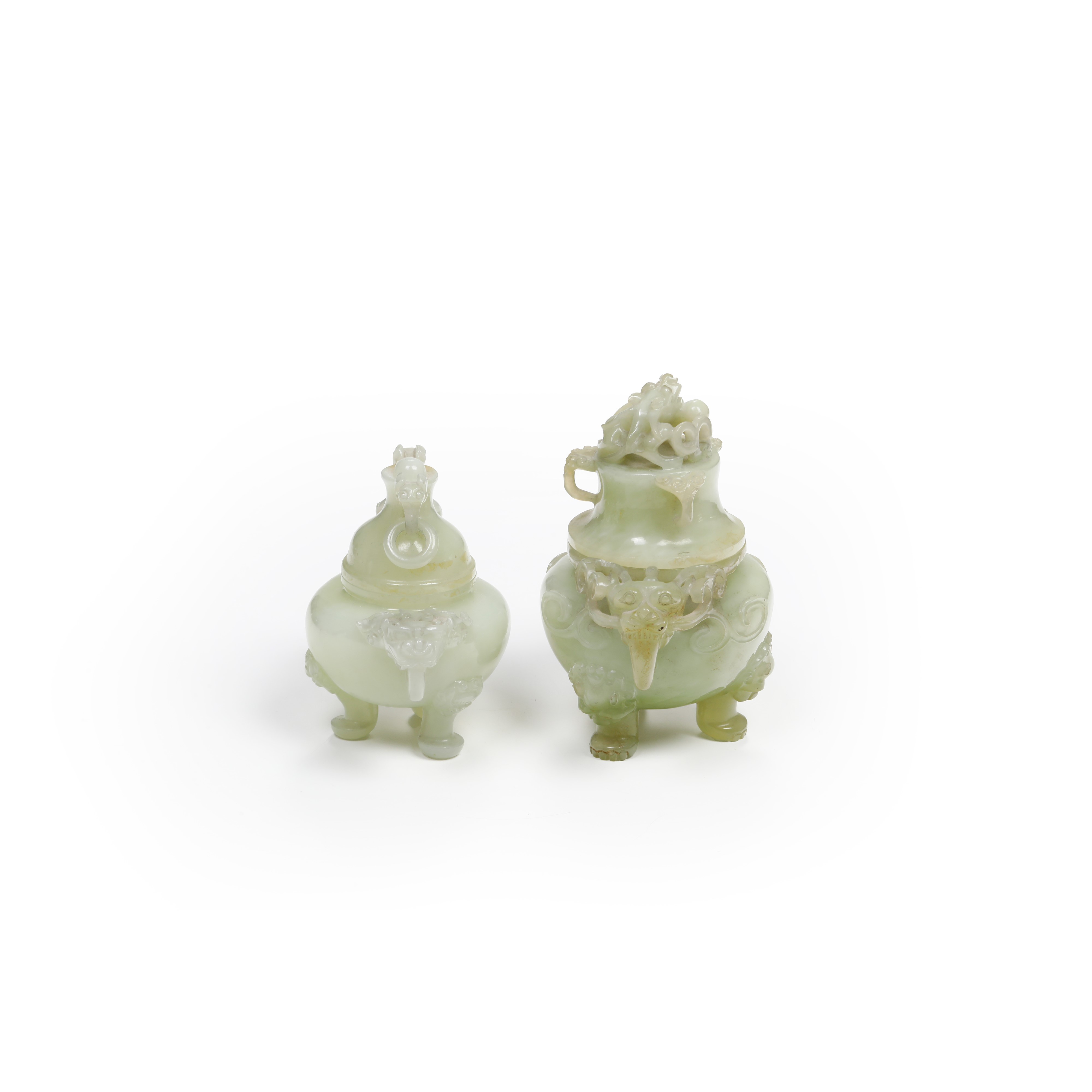 Cina, Dinastia Qing, Coppia di vasi in giada con decori vegetali, XIX secolo