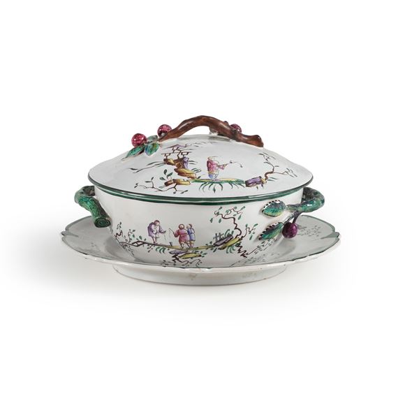 Zuppierina con sottopiatto. Francia, alla maniera della Manifattura Veuve Perrin di Marsiglia, XX secolo.