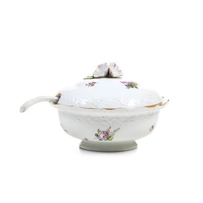 Meissen, Salsiera in porcellana con decorazione floreale in stile “deutsche Blumen” (circa 1750)