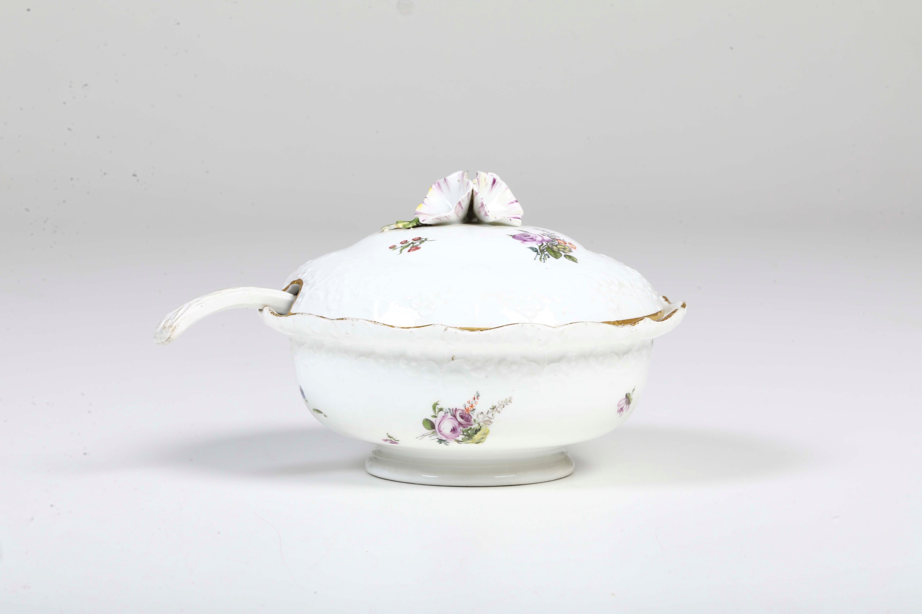 Meissen, Salsiera in porcellana con decorazione floreale in stile “deutsche Blumen” (circa 1750)