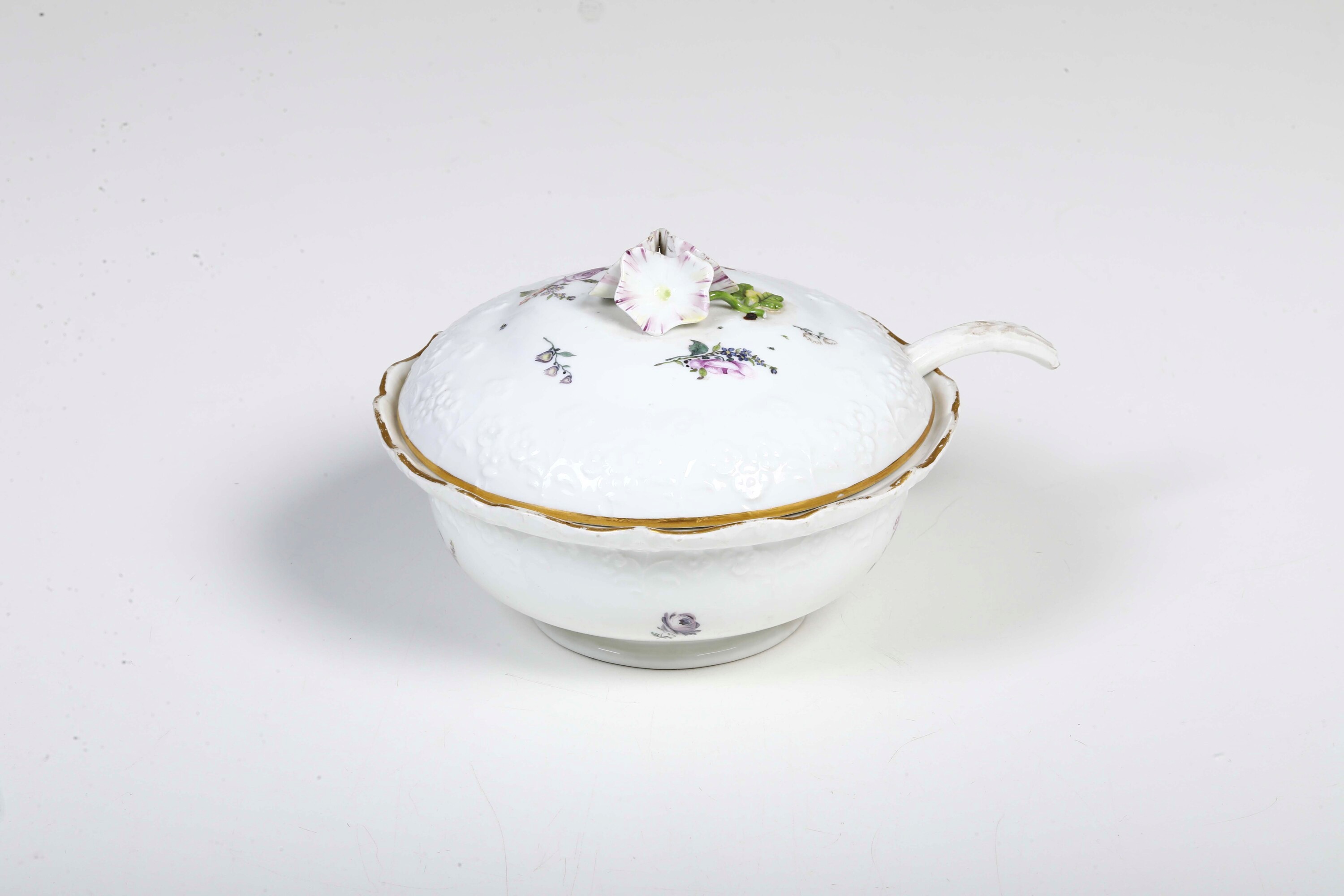 Meissen, Salsiera in porcellana con decorazione floreale in stile “deutsche Blumen” (circa 1750)