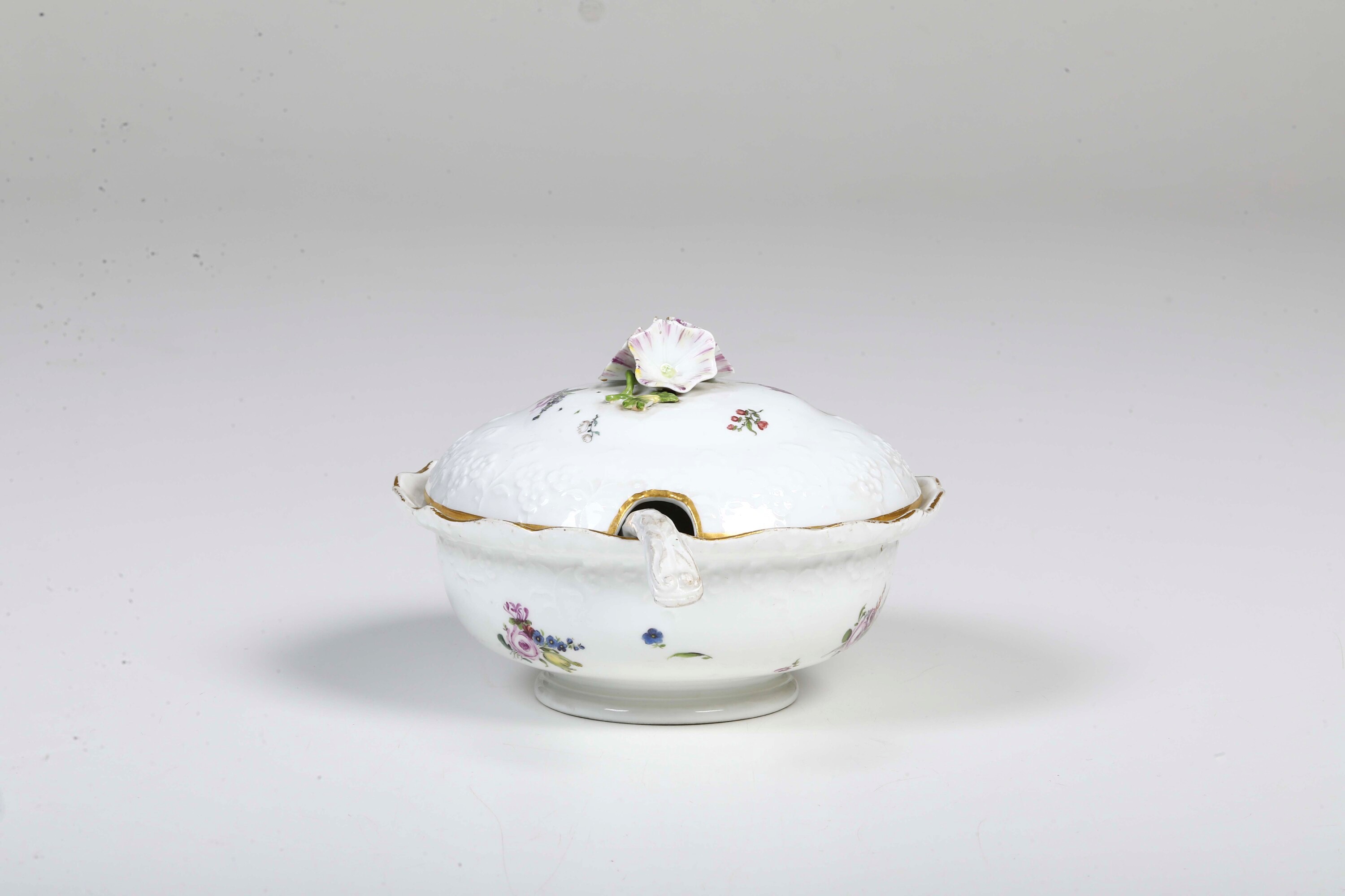 Meissen, Salsiera in porcellana con decorazione floreale in stile “deutsche Blumen” (circa 1750)