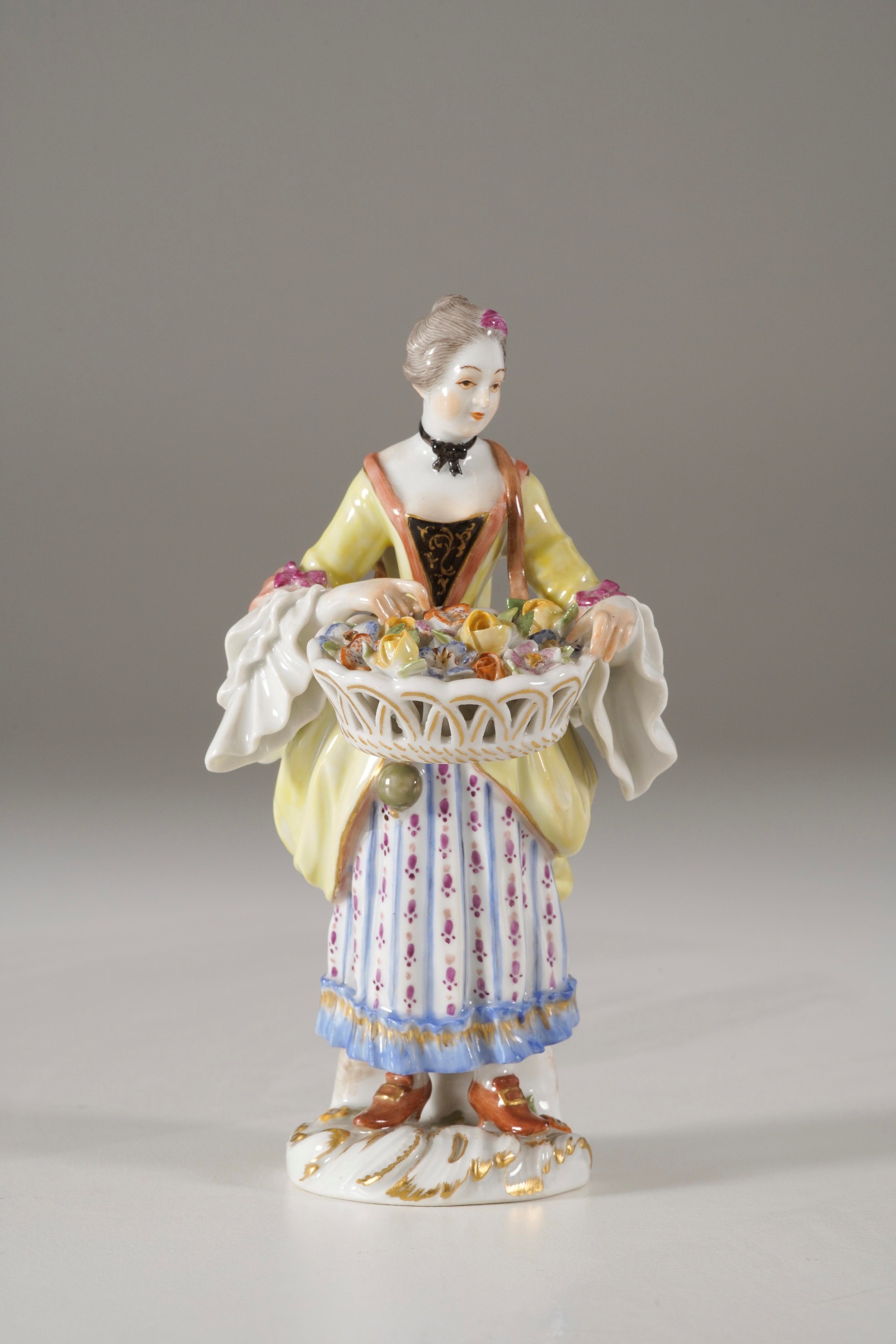 Meissen, Figurina di venditrice di fiori, porcellana, XX secolo, modello di J.J. Kaendler e P. Re...