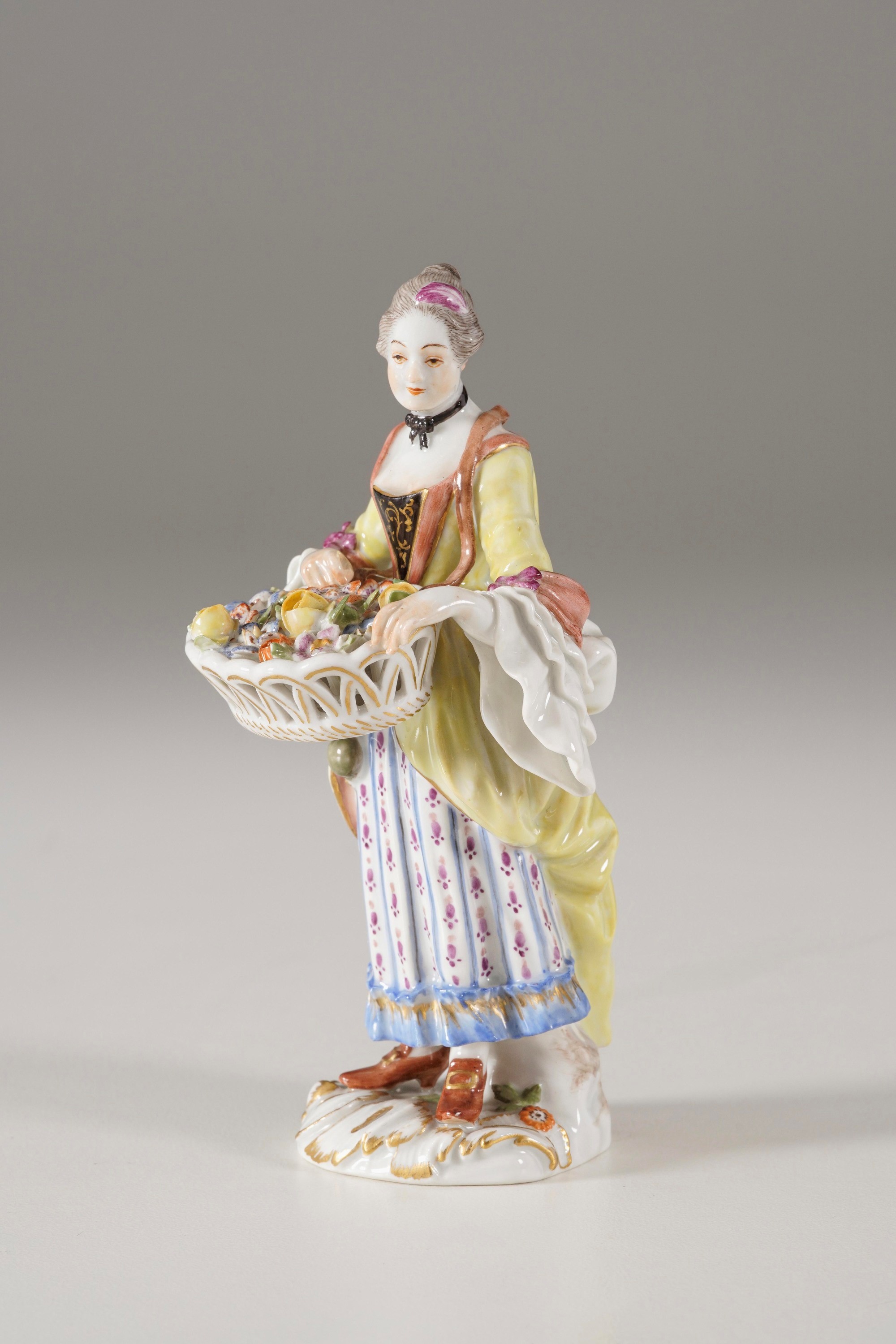 Meissen, Figurina di venditrice di fiori, porcellana, XX secolo, modello di J.J. Kaendler e P. Re...