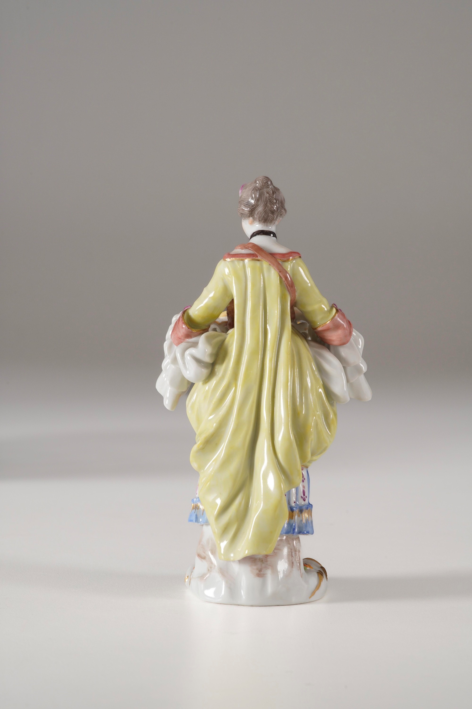Meissen, Figurina di venditrice di fiori, porcellana, XX secolo, modello di J.J. Kaendler e P. Re...