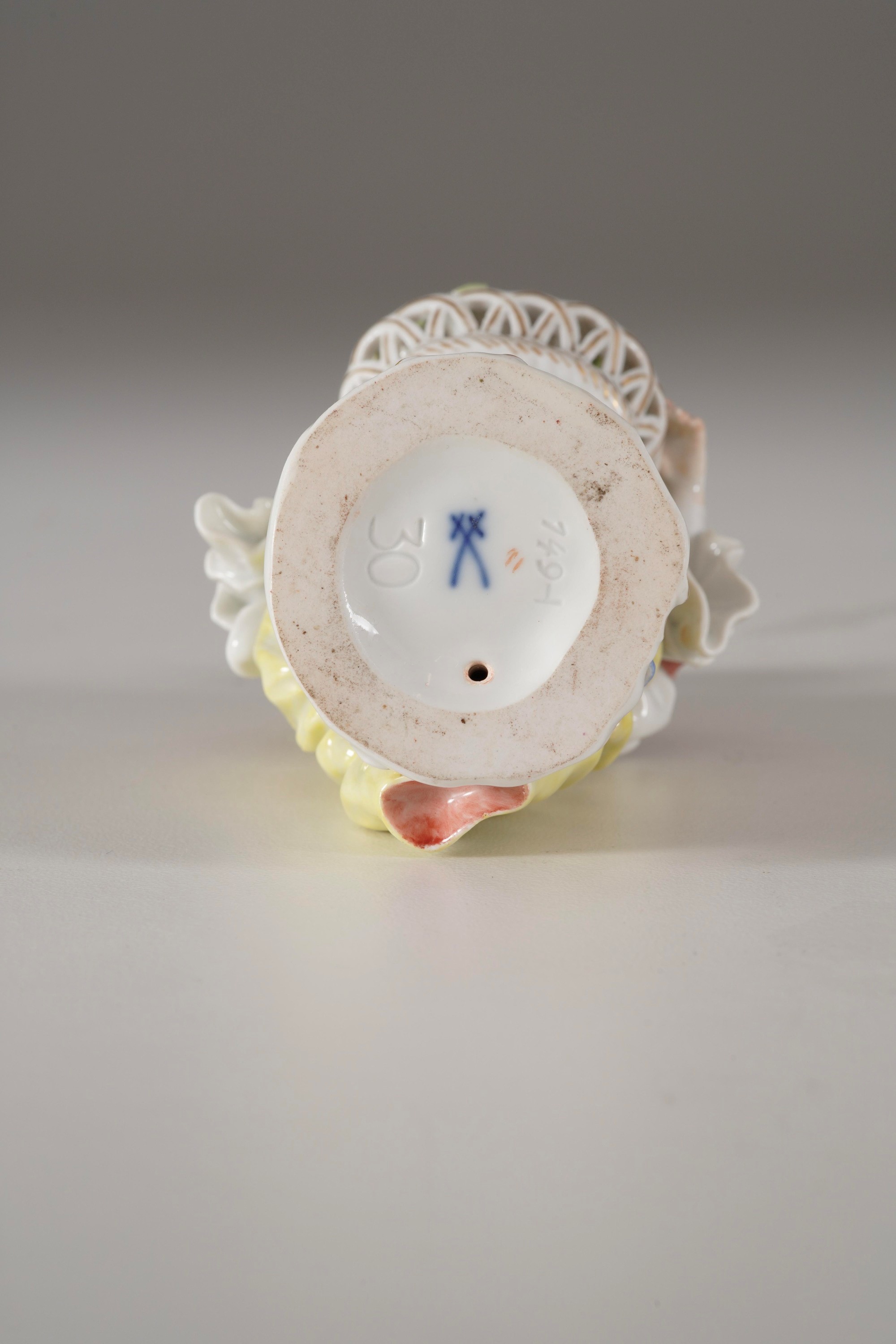 Meissen, Figurina di venditrice di fiori, porcellana, XX secolo, modello di J.J. Kaendler e P. Re...