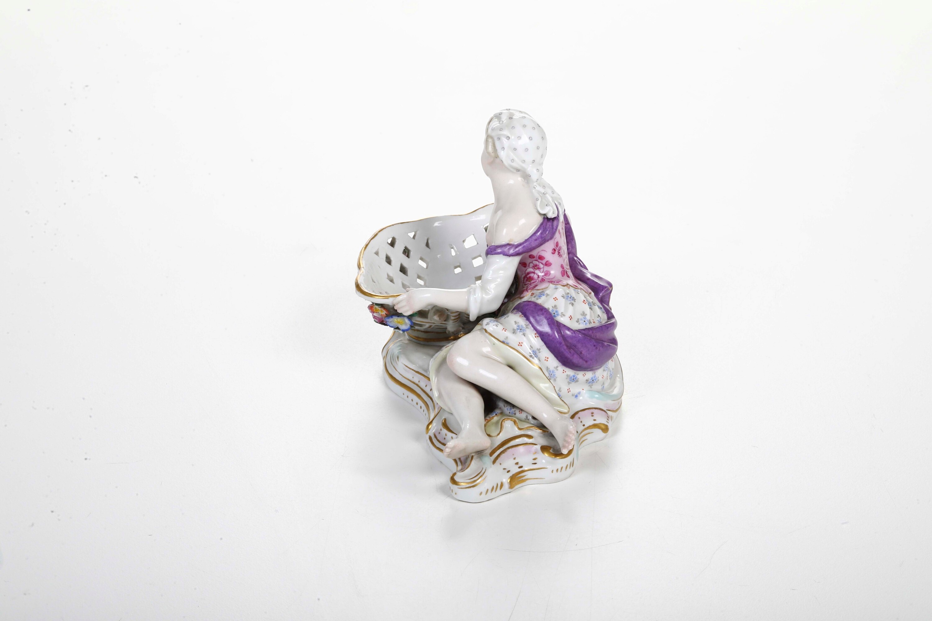 Meissen, Figurina di giovane con cesto, porcellana