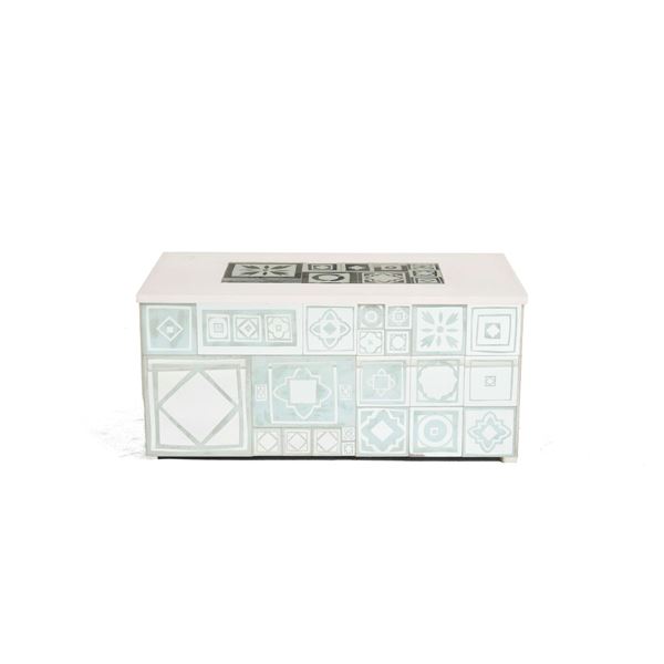 Cassapanca in legno laccato decorato con specchi