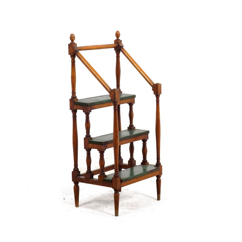 Scaletta da biblioteca a tre gradini in legno  - Asta Antiquariato - Cambi Casa d'Aste