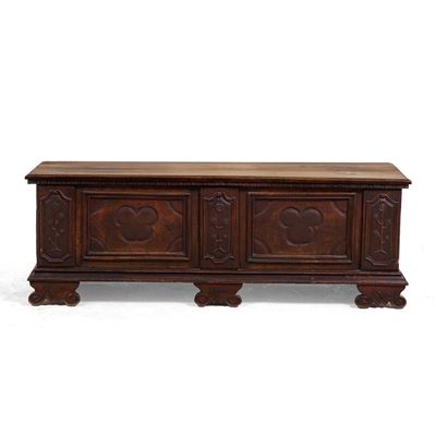 Cassapanca in legno intagliato, XIX secolo
