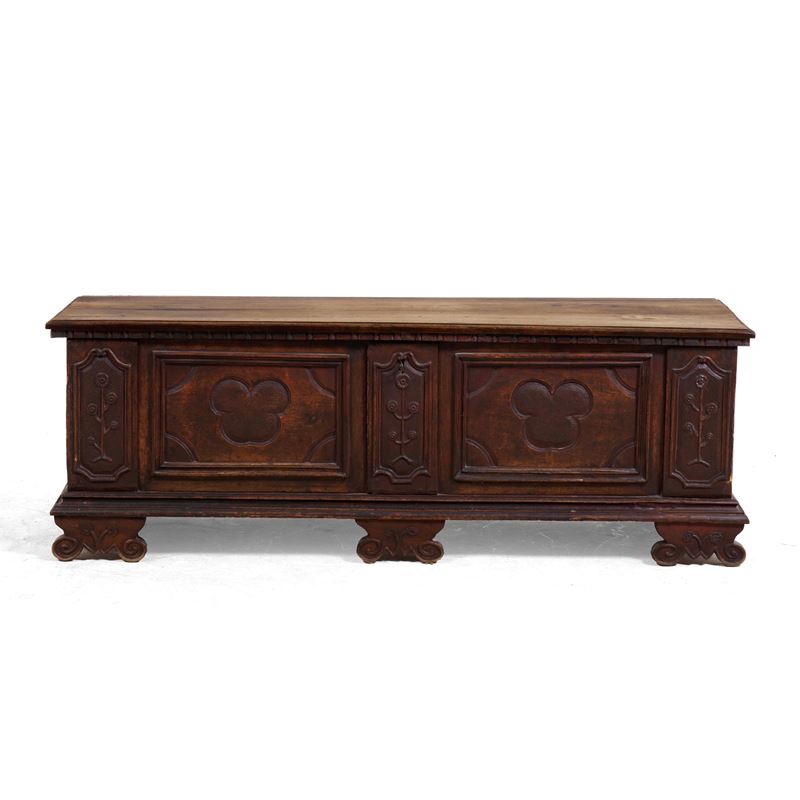Cassapanca in legno intagliato. XIX secolo  - Auction Antiques - Cambi Casa d'Aste