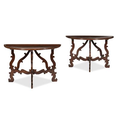 Coppia di mezzi tavoli in noce, piano a mezzaluna, gambe e traverse a lira (restauri), XVII–XVIII...