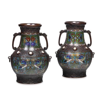 Cina, Coppia di vasi biansati in smalti policromi cloisonné