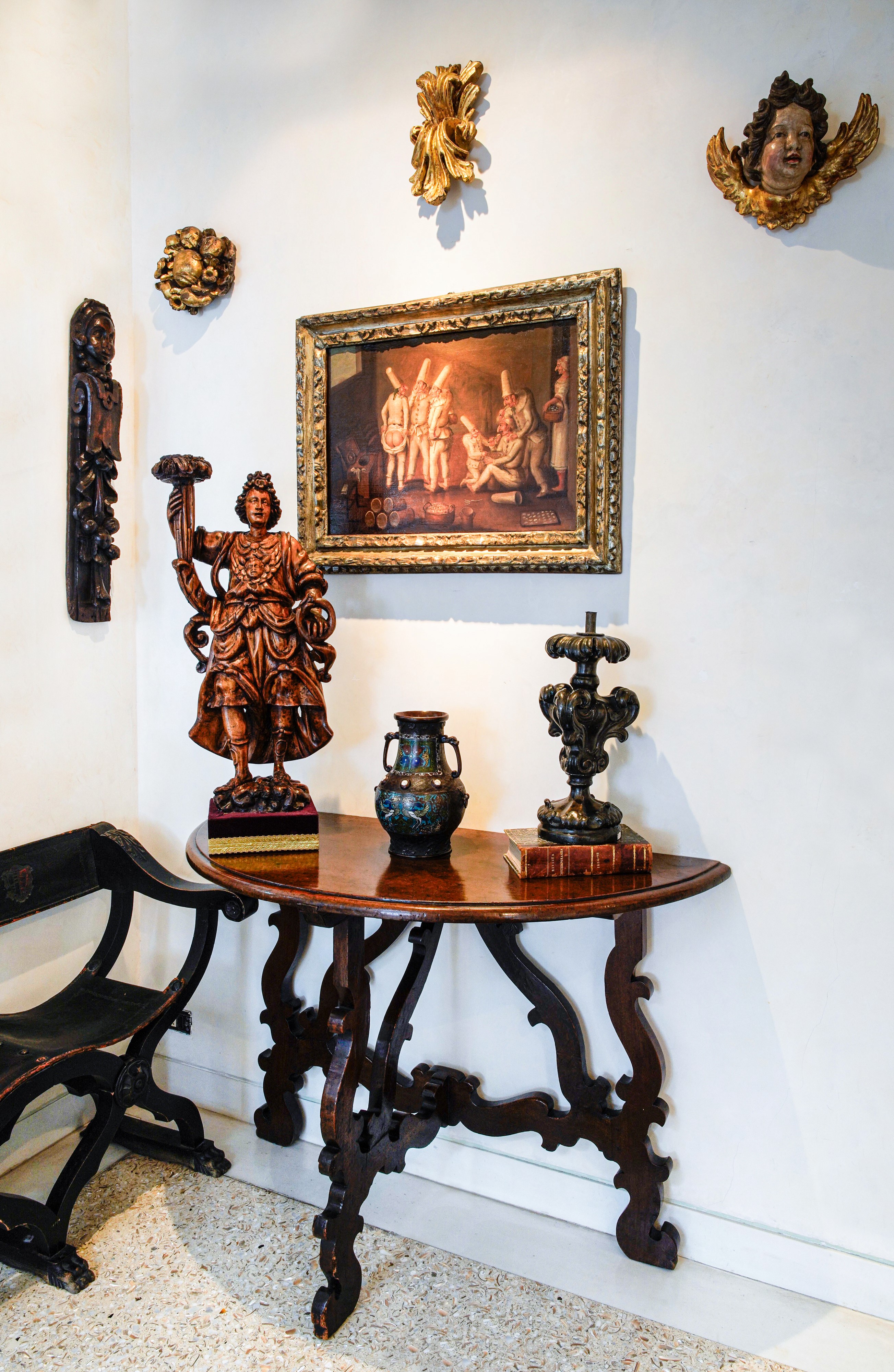 Cina, Coppia di vasi biansati in smalti policromi cloisonné