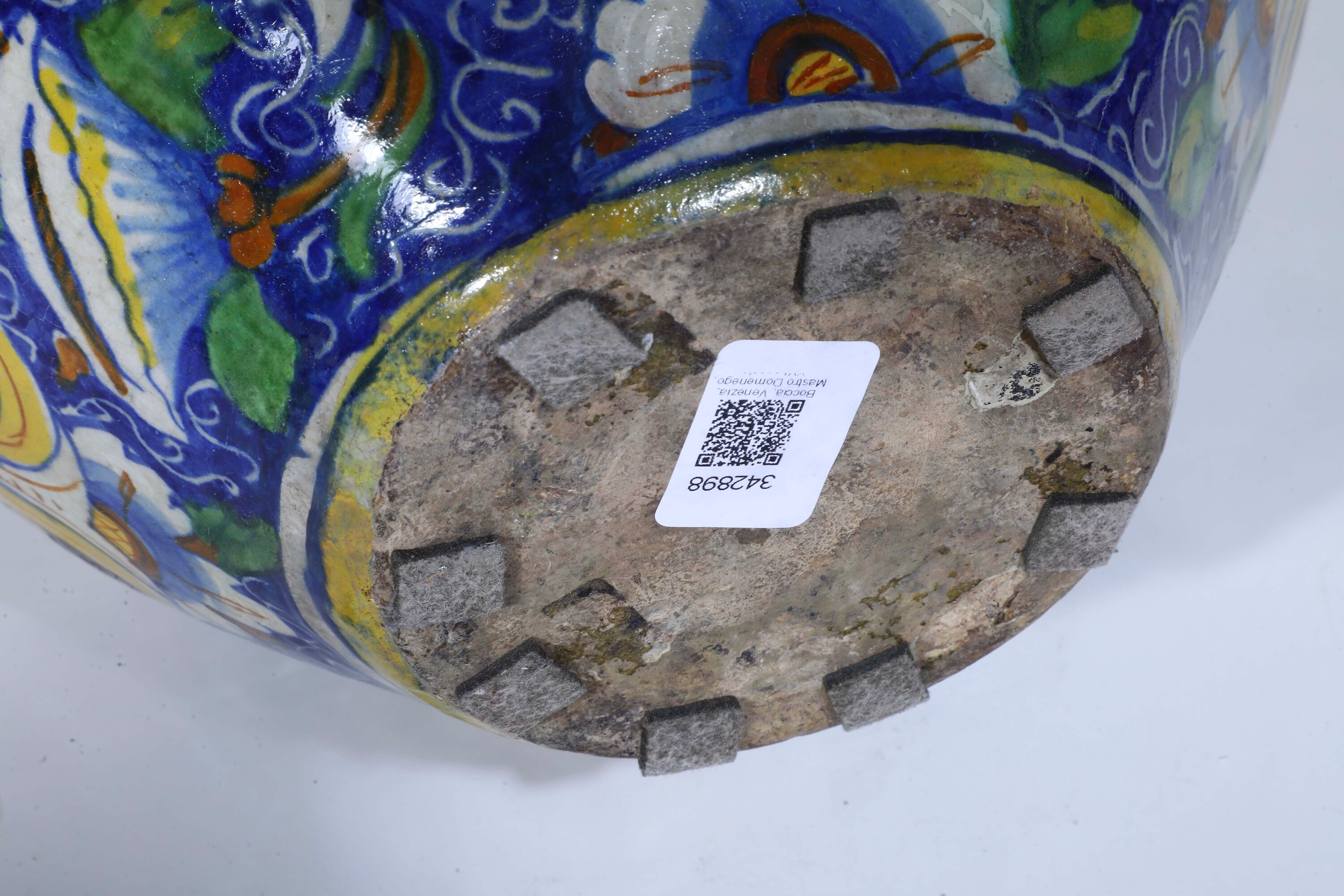 Bottega di Mastro Domenego, Vaso globulare, maiolica policroma a gran fuoco (Venezia, seconda met...