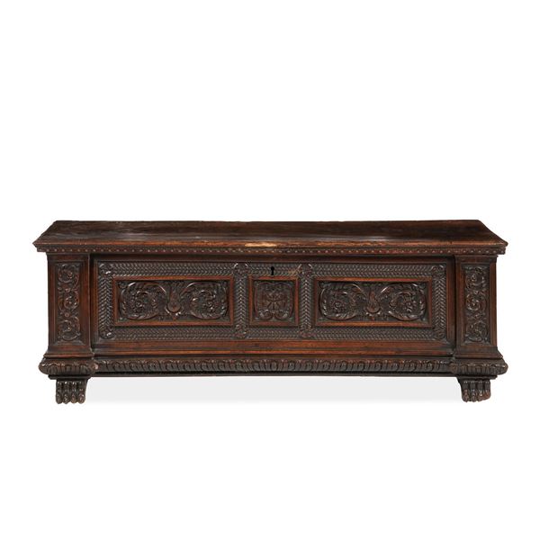 Cassapanca in noce intagliato. Elementi antichi