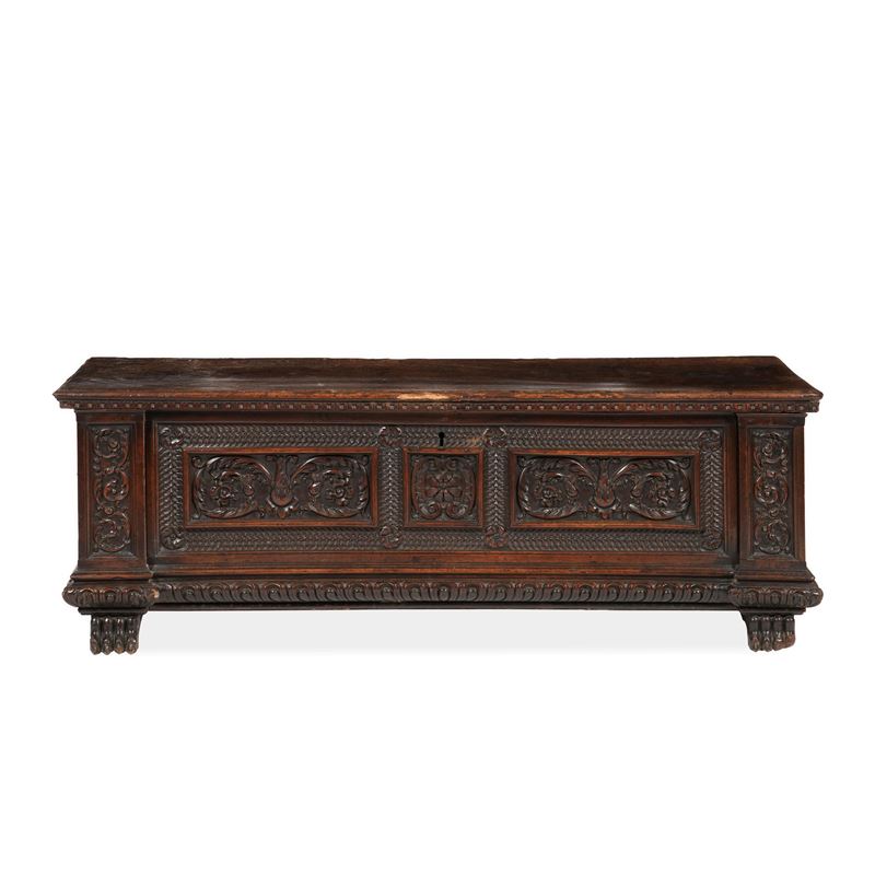 Cassapanca in noce intagliato. Elementi antichi  - Auction Italian Mansions - Cambi Casa d'Aste