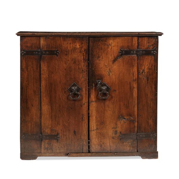 Credenza in noce. XVII-XVIII secolo