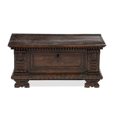 Piccola cassapanca, noce intagliato (XVII secolo)