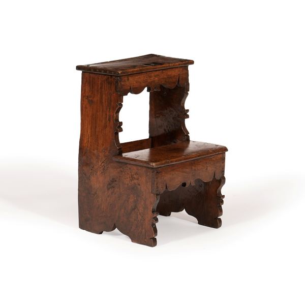 Scaletta da biblioteca in noce. XVII secolo